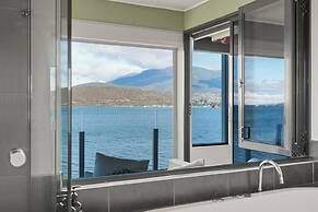 Waterfront Home - Gorgeous Views - 2 Bed