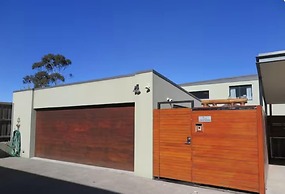 Waterfront Home - Gorgeous Views - 2 Bed