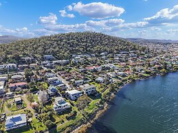 Waterfront Home - Gorgeous Views - 2 Bed