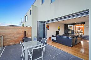 Waterfront Home - Gorgeous Views - 2 Bed