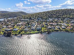 Waterfront Home - Gorgeous Views - 2 Bed