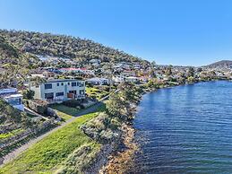 Waterfront Home - Gorgeous Views - 2 Bed