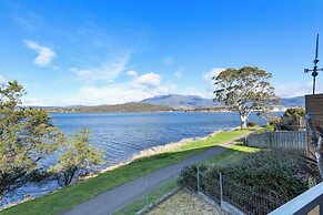 Waterfront Home - Gorgeous Views - 2 Bed