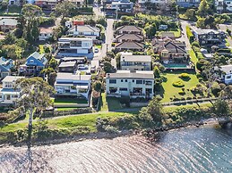 Waterfront Home - Gorgeous Views - 2 Bed