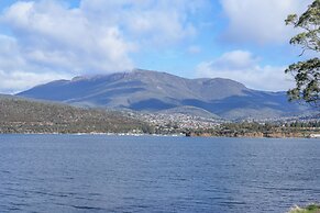 Waterfront Home - Gorgeous Views - 2 Bed