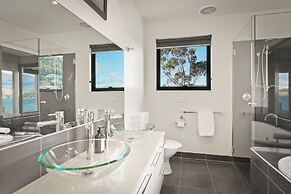 Waterfront Home - Gorgeous Views - 2 Bed