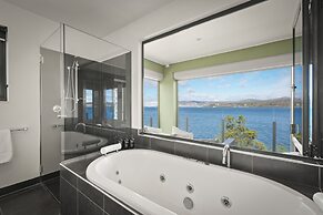Waterfront Home - Gorgeous Views - 2 Bed
