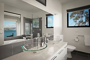 Waterfront Home - Gorgeous Views - 2 Bed