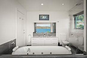 Waterfront Home - Gorgeous Views - 2 Bed