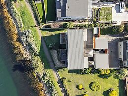 Waterfront Home - Gorgeous Views - 2 Bed