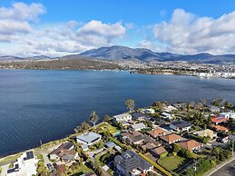 Waterfront Home - Gorgeous Views - 2 Bed