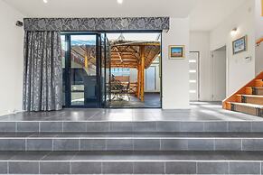 Waterfront Home - Gorgeous Views - 2 Bed
