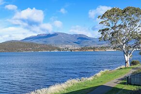 Waterfront Home - Gorgeous Views - 2 Bed