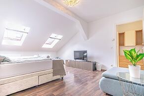 Stylish 3BR Apt With Balcony City Center