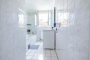 Stylish 3BR Apt With Balcony City Center