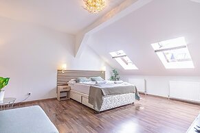 Stylish 3BR Apt With Balcony City Center