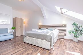 Stylish 3BR Apt With Balcony City Center