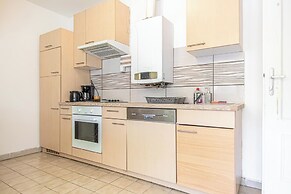 Stylish 3BR Apt With Balcony City Center
