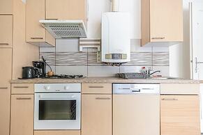 Stylish 3BR Apt With Balcony City Center