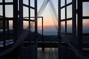 4000Dao-A Hilltop Hideaway Experience