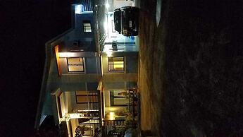 OYO 1166 Hotel Wooden Crib