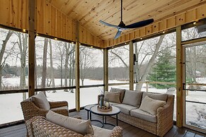 Waterfront Deck! Chic Lower Scott Lake Cottage
