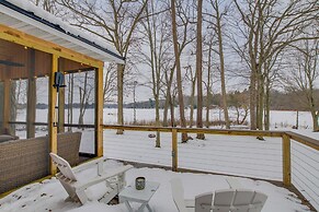 Waterfront Deck! Chic Lower Scott Lake Cottage
