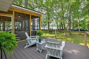 Waterfront Deck! Chic Lower Scott Lake Cottage