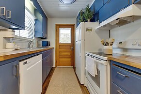 Waterfront Deck! Chic Lower Scott Lake Cottage