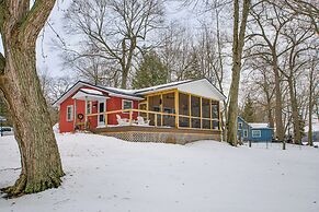 Waterfront Deck! Chic Lower Scott Lake Cottage