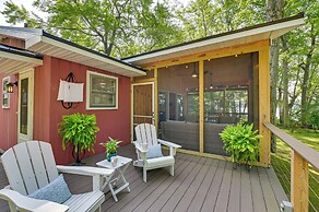 Waterfront Deck! Chic Lower Scott Lake Cottage
