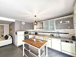 Well Appointed 2BR w terrace&parking
