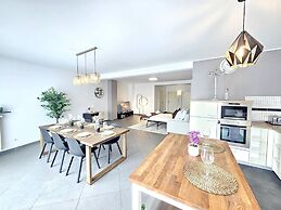 Well Appointed 2BR w terrace&parking