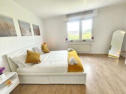 Well Appointed 2BR w terrace&parking