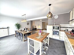 Well Appointed 2BR w terrace&parking
