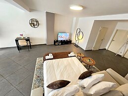 Well Appointed 2BR w terrace&parking