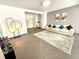 Well Appointed 2BR w terrace&parking