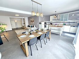 Well Appointed 2BR w terrace&parking