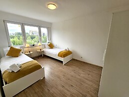 Well Appointed 2BR w terrace&parking