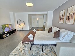 Well Appointed 2BR w terrace&parking