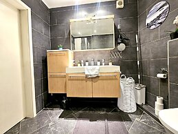 Well Appointed 2BR w terrace&parking