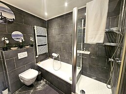 Well Appointed 2BR w terrace&parking