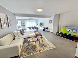 Well Appointed 2BR w terrace&parking