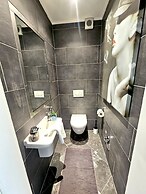 Well Appointed 2BR w terrace&parking