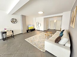 Well Appointed 2BR w terrace&parking