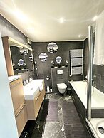 Well Appointed 2BR w terrace&parking