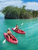 The Yak Lake House Hostal Bacalar