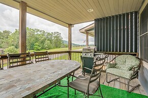 1 Mi to Wisp Resort: Hot Tub Haven in Mchenry!