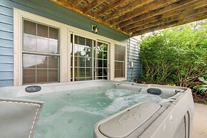 1 Mi to Wisp Resort: Hot Tub Haven in Mchenry!