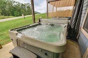1 Mi to Wisp Resort: Hot Tub Haven in Mchenry!
